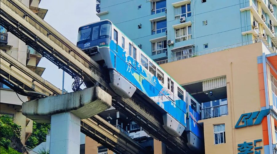 Chongqing monorail passing through Liziba Station